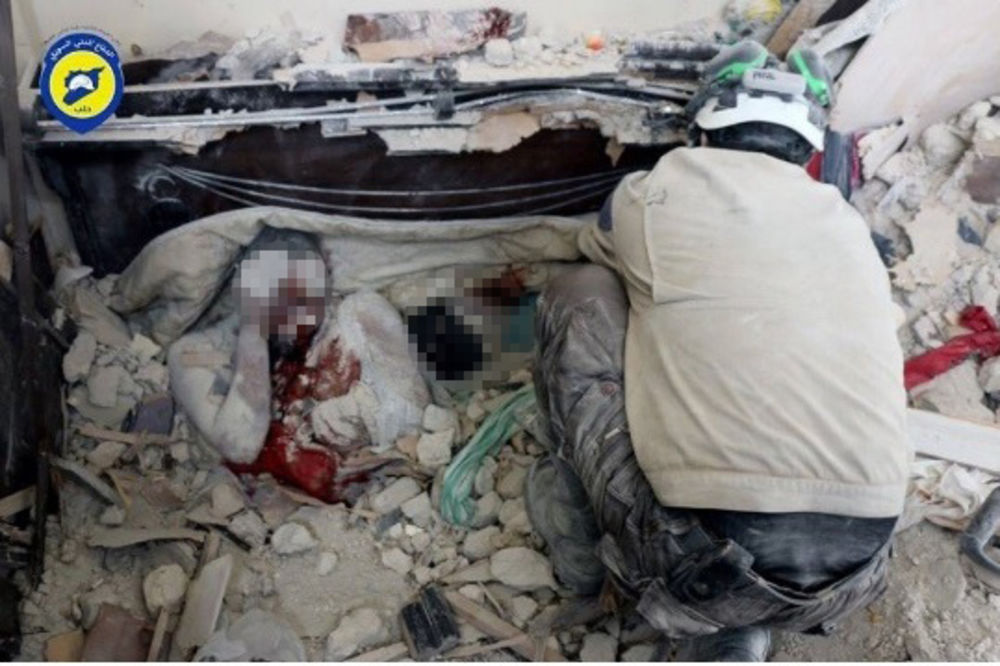 UMRLI ZAGRLJENI POD RUŠEVINAMA: Potresna slika oca i sina iz Alepa rasplakala je svet
