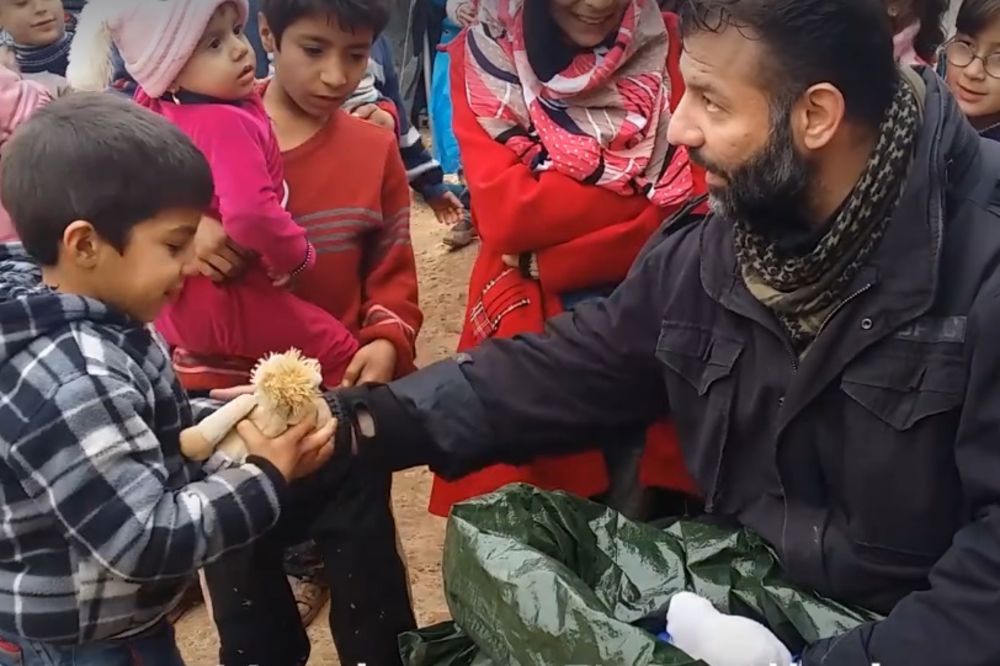 (VIDEO) OVO JE ISTINSKI HEROJ SIRIJE: Svi beže iz zemlje, a on rizikuje život kako bi usrećio decu