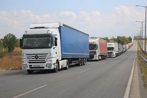 (FOTO) NEVEROVATNA GUŽVA U KOMŠILUKU: Na bugarsko-turskoj granici kolona kamiona od 11 kilometara