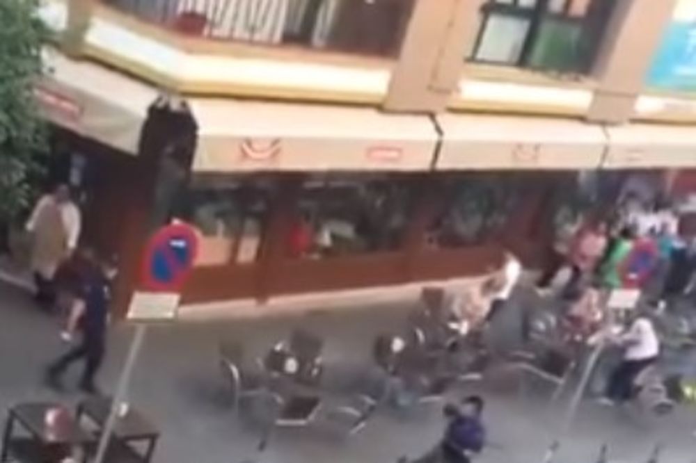 (VIDEO) LUDNICA U SEVILJI: Navijači Liona pred utakmicu napali policiju