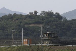 PREKO MINSKIH POLJA I PORED HILJADA VOJNIKA: Severnokorejski vojnik peške prebegao u Južnu Koreju