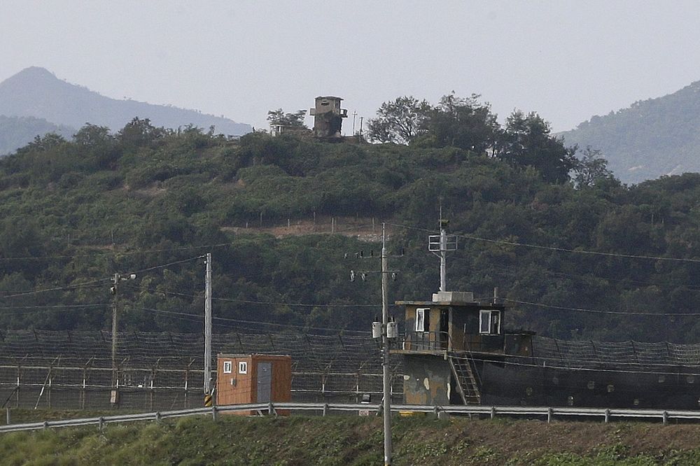 PREKO MINSKIH POLJA I PORED HILJADA VOJNIKA: Severnokorejski vojnik peške prebegao u Južnu Koreju