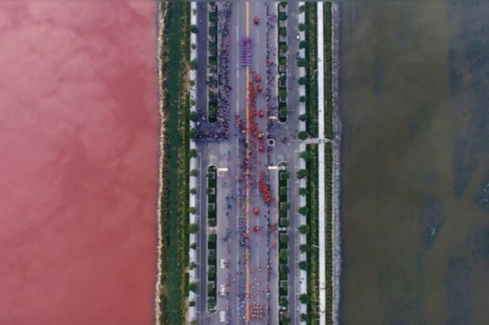 (VIDEO) PRIZOR IZ APOKALIPSE: Drevno jezero u Kini preko noći postalo krvavo crveno