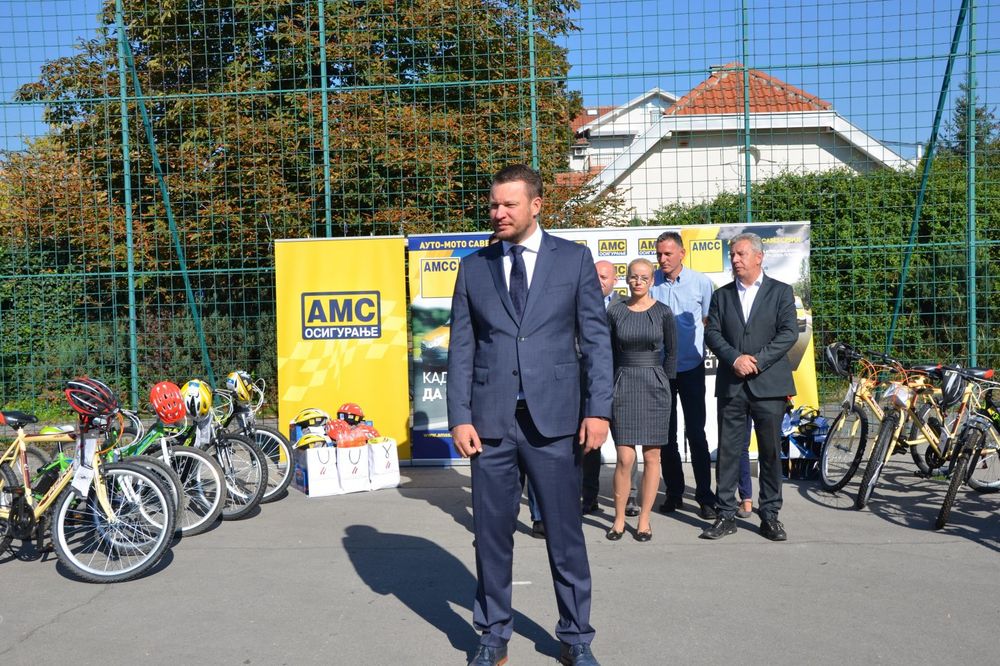 AMSS sproveo akciju dodele bicikala i kaciga radi povecanja bezbednosti u saobracaju