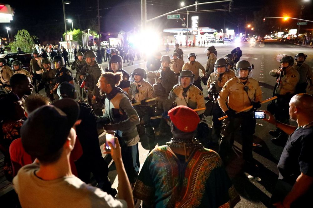 ČETVRTA NOĆ PROTESTA U SAD: Demonstranti blokirali raskrsnice, policija ih blokirala