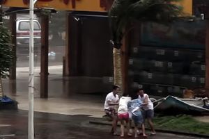 (VIDEO) TAJFUN MEGI RAZARA JUG KINE: Oluja pokrenula klizišta, poginulo 13 ljudi