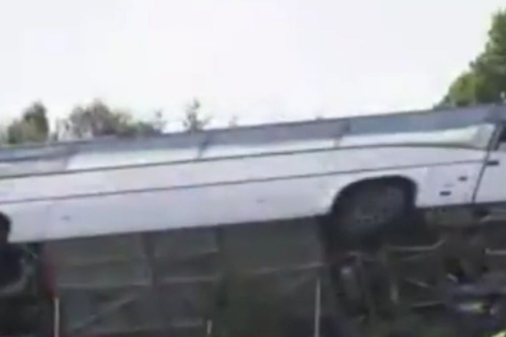 (VIDEO) UŽAS NA PUTU KA STADIONU: Prevrnuo se autobus sa navijačima Rendžersa, ima i poginulih