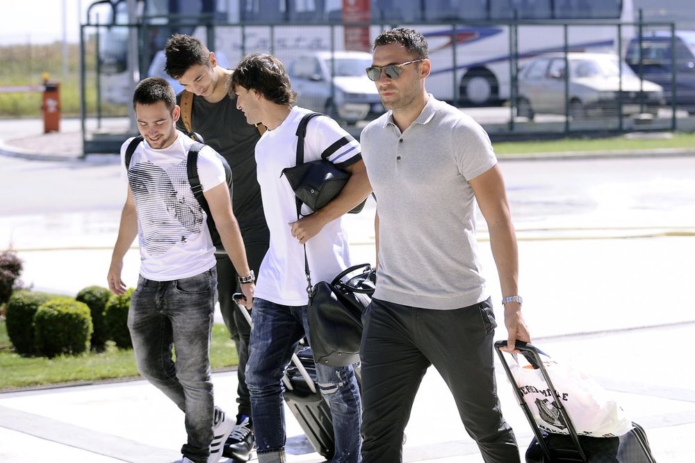 (FOTO) ORLOVI KAO MANEKENI: Da li su srpski fudbaleri modne ikone ili žrtve mode?