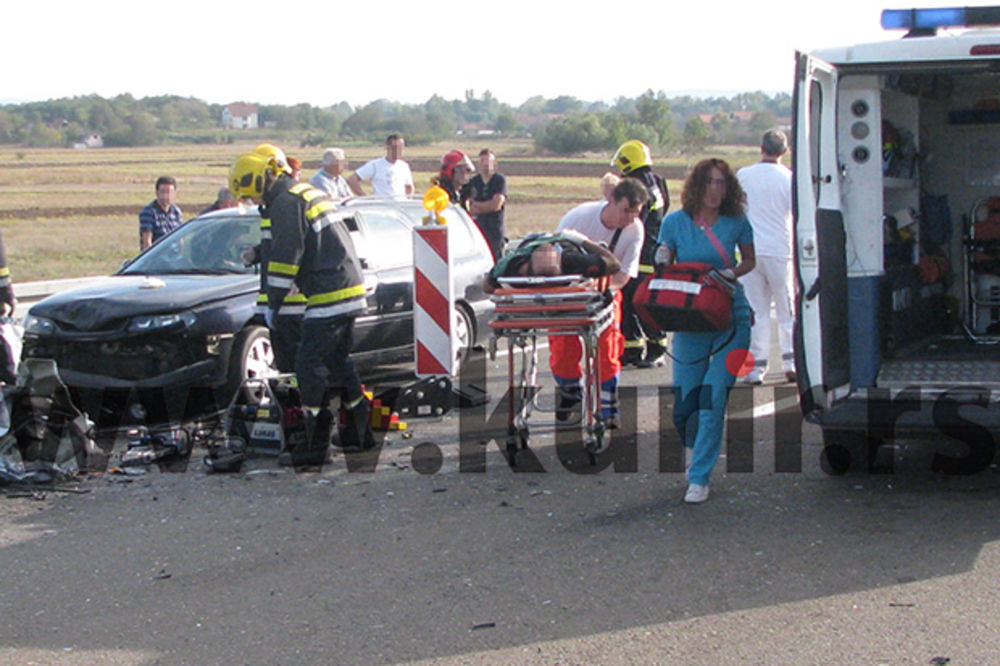 JEZIVE FOTOGRAFIJE SA LICA MESTA: Stravična nesreća kod Niša, četvoro teško povređeno!