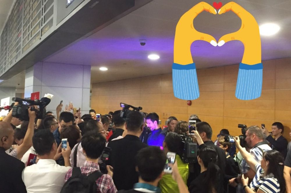 (VIDEO) KINEZI ODLEPILI ZA NOLETOM: Evo kako je Đoković dočekan na aerodromu u Šangaju
