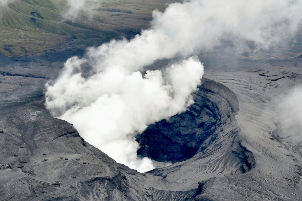 (FOTO) NIŠTA SE NE VIDI OD PEPELA: Proradio vulkan u Japanu, dim se vinuo 11 km u visinu!