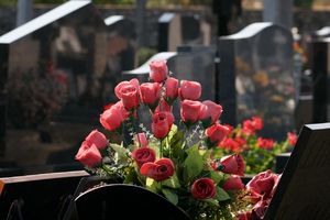 U SMRT OTIŠLI DRŽEĆI SE ZA RUKE: Usamljeni grob u Kragujevcu čuva najtužniju srpsku ljubavnu priču