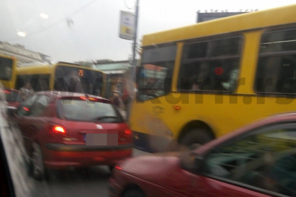 (FOTO) UDES NA ZELENOM VENCU: Sudar gradskog autobusa i automobila izazvao saobraćajni kolaps