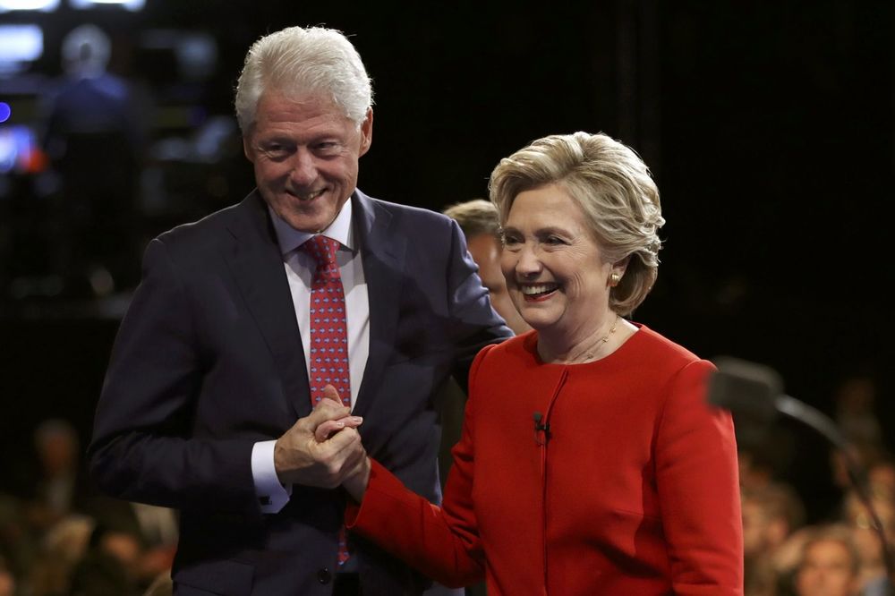 VIKILIKS: Savetnici traže od Hilari da udalji muža preljubnika iz kampanje