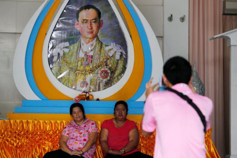 (VIDEO, FOTO) KAŽU DA TA BOJA DONOSI SREĆU: Tajlanđani u ružičastom za zdravlje kralja