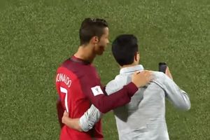(VIDEO) KRISTIJANO ODUŠEVIO SVET: Navijač uleteo na teren, a Ronaldo mu pozirao za selfi