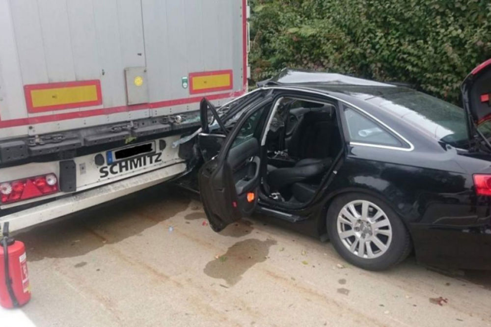 (FOTO) AUTOM SE ZAKUCAO U KAMION: Državljanin BiH poginuo u Austriji, tri osobe teško povređene!