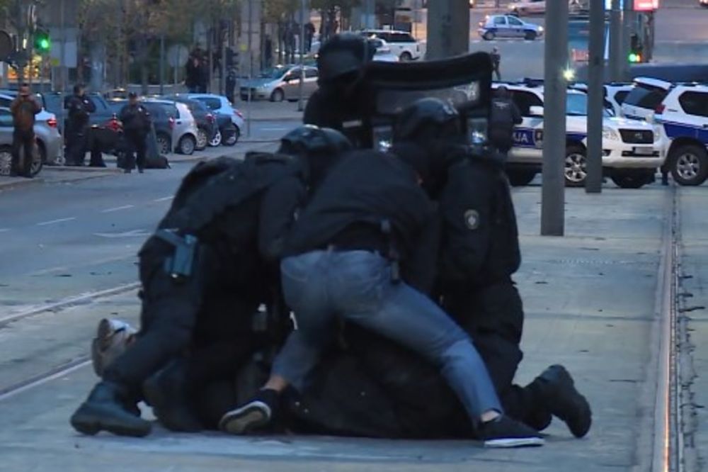 (FOTO) DOŠAO SA DVE BOMBE ISPRED VLADE: Pogledajte kako je izgledala drama u centru Beograda