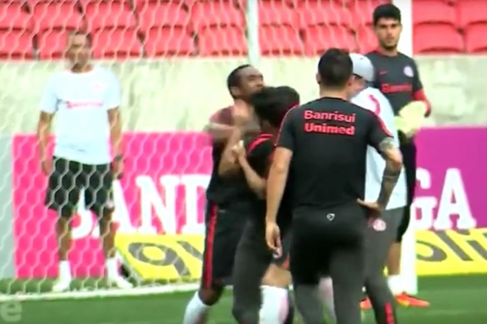 (VIDEO) BRAZIL U ČUDU OD SKANDALA: Bivši reprezentzativac, Ronaldinjov naslednik napao saigrača