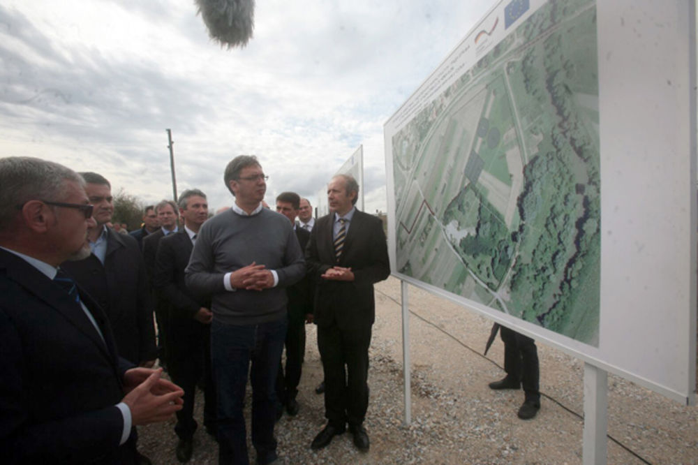 (FOTO) SKUP U VRANJU: Vučić otvorio radove na kanalizacionom kolektoru