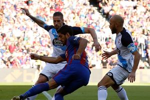 (VIDEO) URUGVAJAC PONOVO ODLEPIO: Pogledajte kako je Luis Suarez nokautirao fudbalera Deportiva