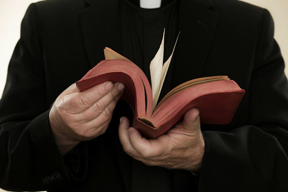 UŽAS U AUSTRALIJI! Sedam odsto katoličkih sveštenika optuženo za seksualno zlostavljanje DECE