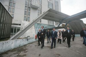 (FOTO) PREMIJER NASTAVLJA OBILAZAK JUGA SRBIJE: Vučić posetio Kuršumlijsku banju