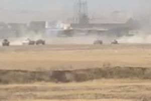 (VIDEO) ISLAMISTI SE BRANE SVIM RASPOLOŽIVIM SREDSTVIMA: Auto bombom se zaleteo na tenkove!