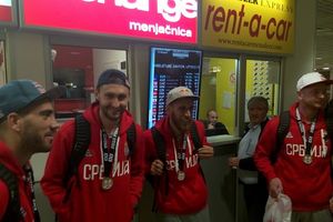 (KURIR TV) SAN UŽIVO: Svetski prvaci, srpski basketaši, stigli u Beograd