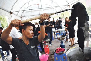 OBIČAJI NA TAJLANDU: Crna odeća poskupela, pa ljudi farbaju šarenu