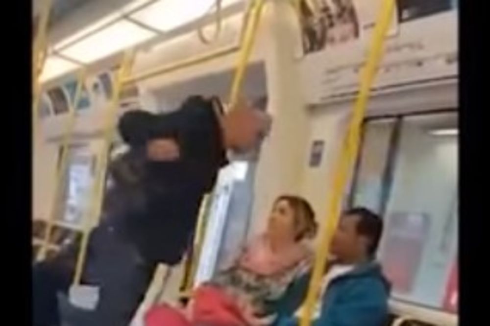 (VIDEO) NACISTA IZIGRAVAO ŠMEKERA, A ONDA BEŽAO OD ŽENE: Skinhed se žestoko izblamirao u metrou