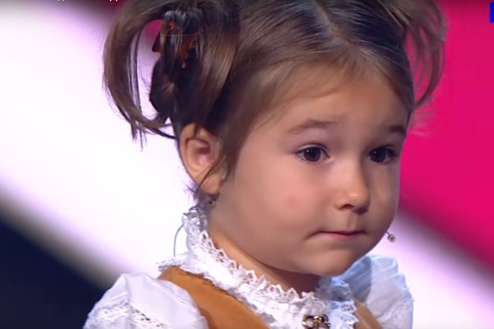 (VIDEO) MALO ČUDO: Ova devojčica ima samo 3 godine i priča 7 jezika!