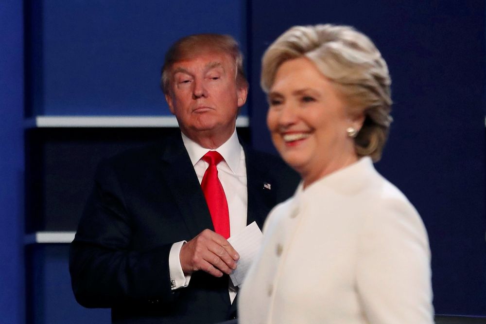 (VIDEO) OPSOVALA TRAMPA: Da li je Hilari promrmljala J*bi se uživo u debati