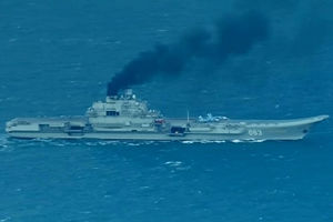 (VIDEO) ENGLEZI NA IVICI NERVNOG SLOMA: Admiral Kuznjecov prolazi kroz Lamanš