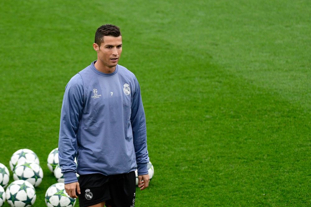 (FOTO) GODINE GA SUSTIŽU: Evo kako se Kristijano Ronaldo bori protiv starosti