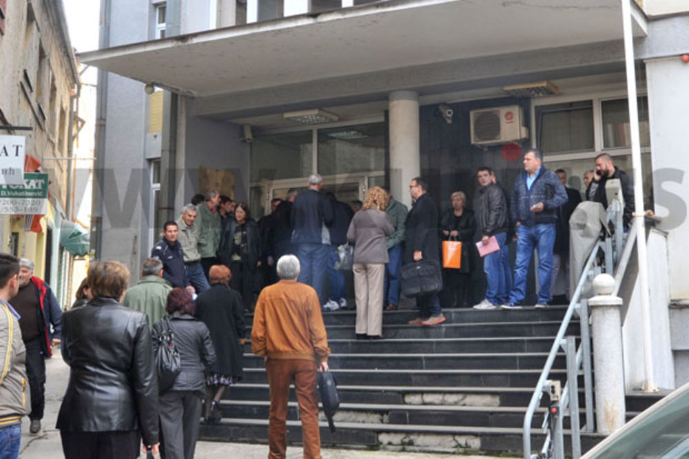 LAŽNA DOJAVA O BOMBI U UŽICU: Sudije i tužioci vraćaju se na posao posle evakuacije zgrade suda