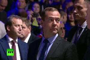 (VIDEO) KRATAK SPOJ KRIV ZA PANIKU NA FORUMU U MOSKVI: Dmitrij Medvedev hitno evakuisan zbog požara