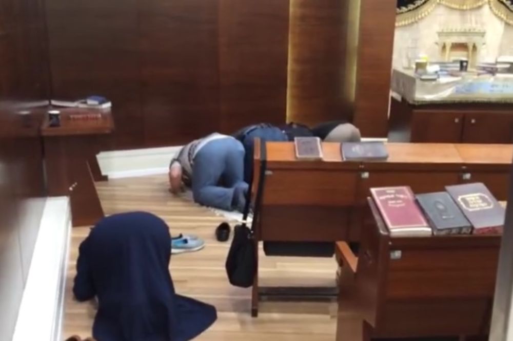 (VIDEO) I TO SE DOGAĐA: Muslimani se greškom molili u sinagogi