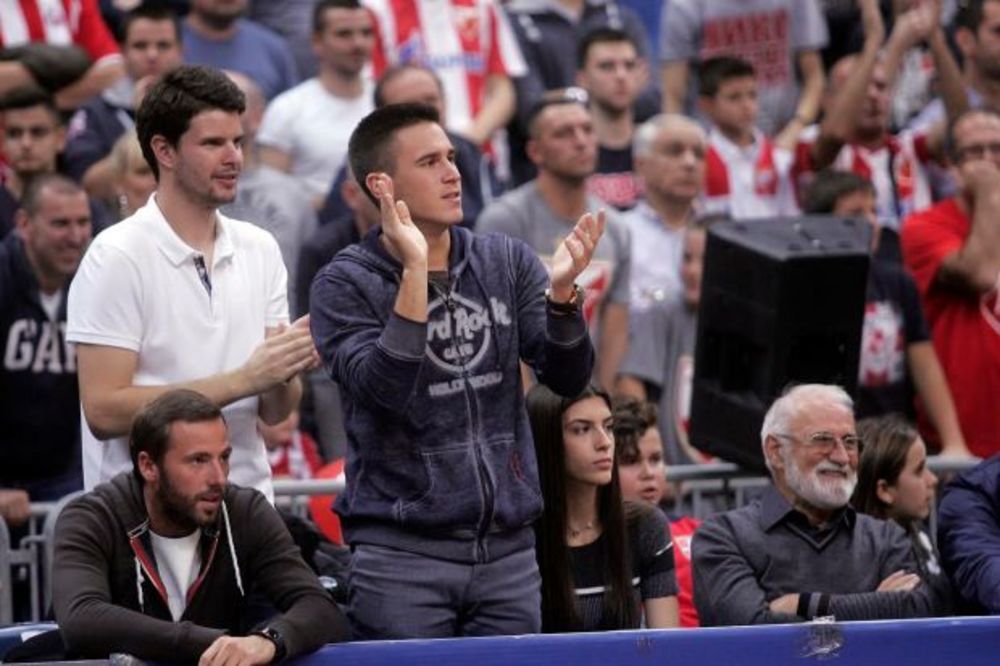 (FOTO) ĐORĐE UVEK UZ VOLJENI KLUB: Đoković bodrio Zvezdu protiv Barselone