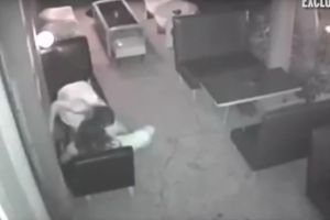 (VIDEO) KOLEGINICA IH UHVATILA NA DELU: Konobarica jahala gosta usred kafića!