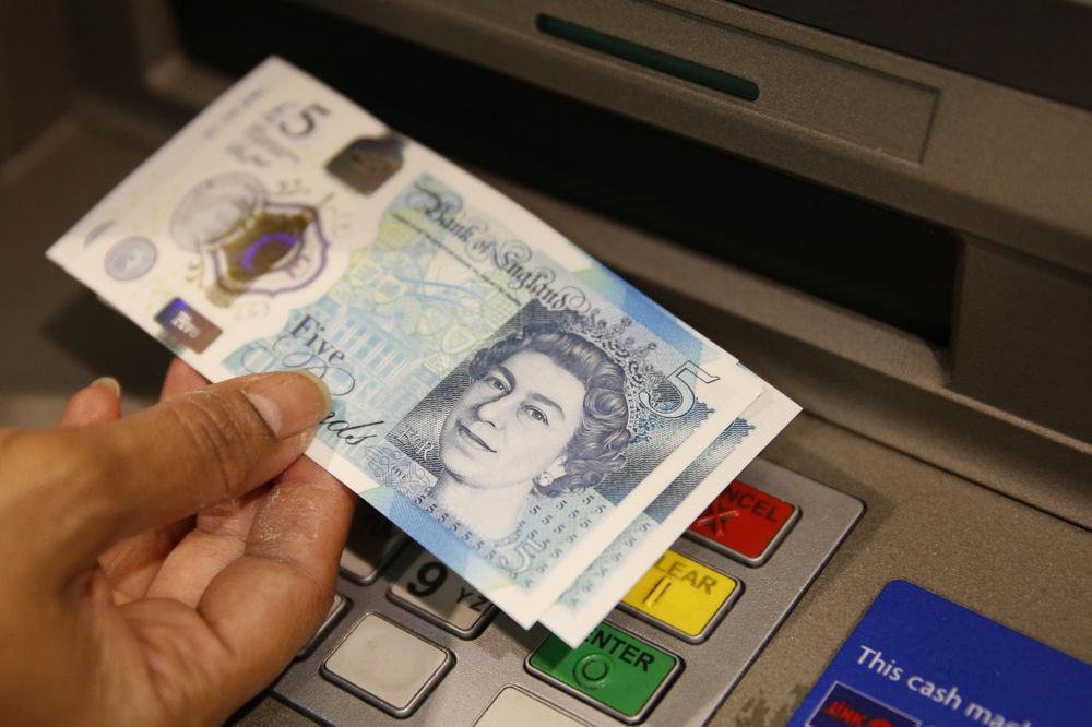 (VIDEO) KAKAV BLAM VELIKE BRITANIJE: Nova novčanica od 5 funti može se izbrisati običnom gumicom