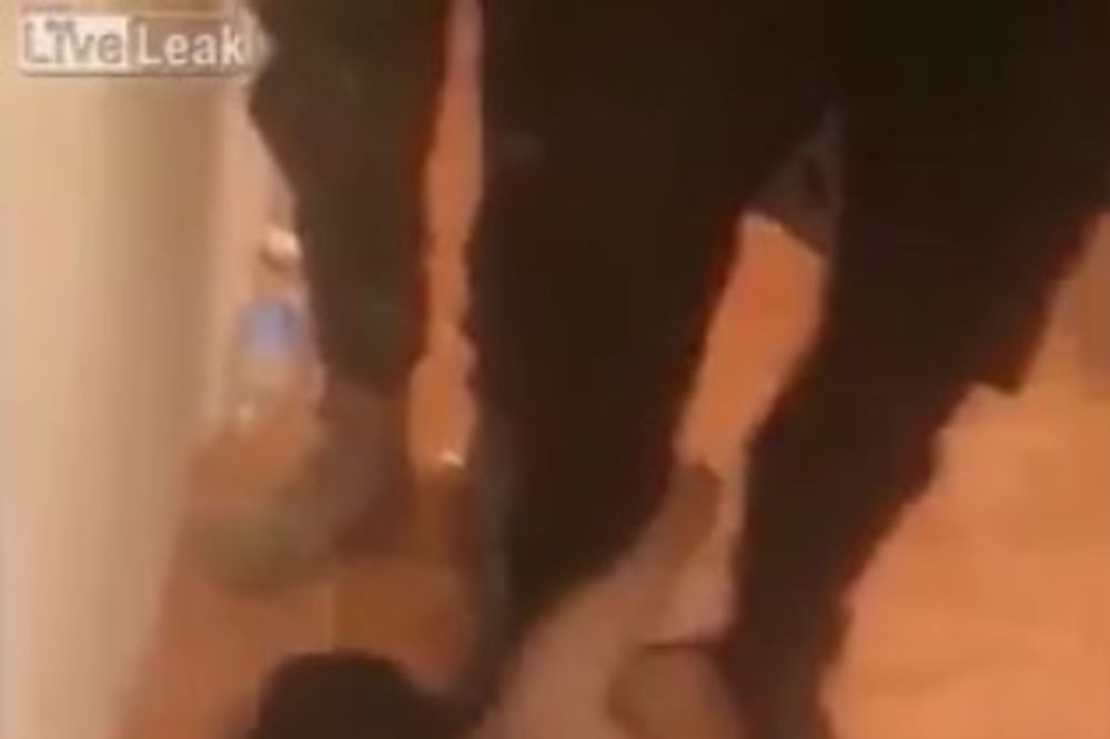(VIDEO) IRAČANI PONIZILI ISLAMISTU: Obukli ga u pelene i gazili po licu