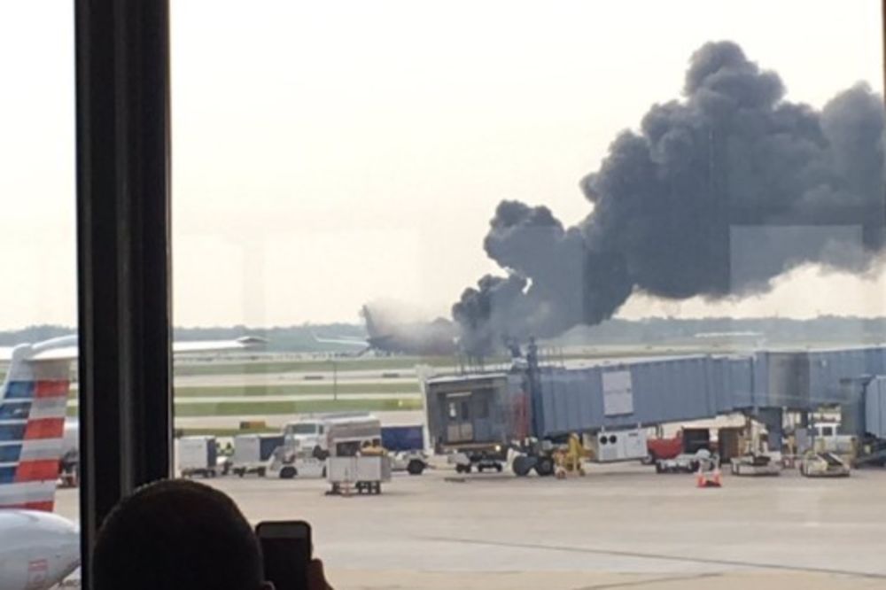 (VIDEO) PANIKA NA AERODROMU U ČIKAGU: Avion se zapalio! Putnici hitno evakuisani!