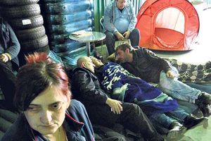 OKONČALI GLADOVANJE: Radnici Zastave INPRO prekinuli štrajk glađu, noće u fabrici