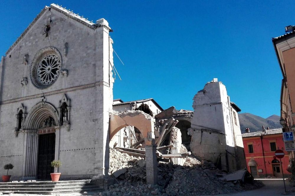 (VIDEO) SEIZMOLOG OČEKUJE RAZARANJE: 200 blažih potresa prodrmalo Italiju i tako bi moglo nedeljama!