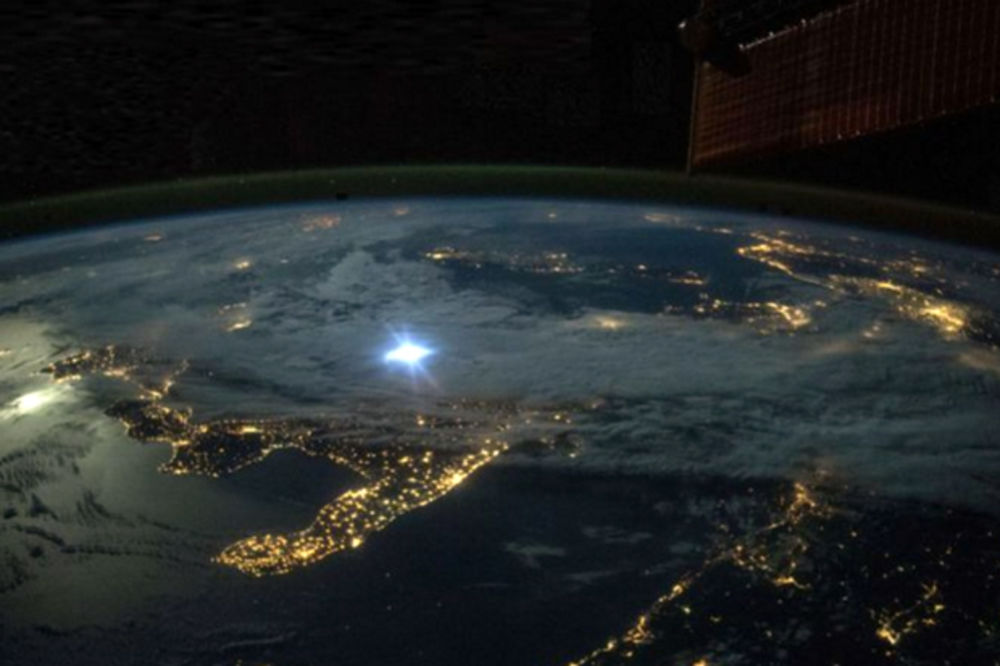 (FOTO) Kraj teorija zavere: Evo zašto se na fotografijama Zemlje iz kosmosa ne vide zvezde