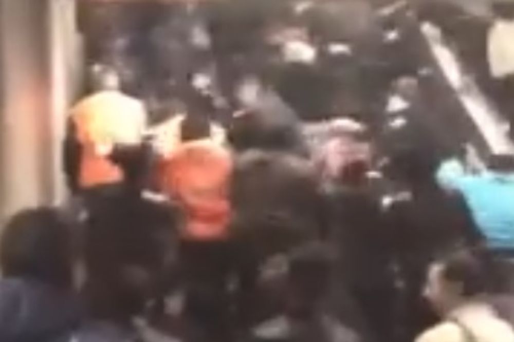 (VIDEO) TUKU KOGA STIGNU: Navijači Bešiktaša se pred Napoli obračunali sa obezbeđenjem i policijom
