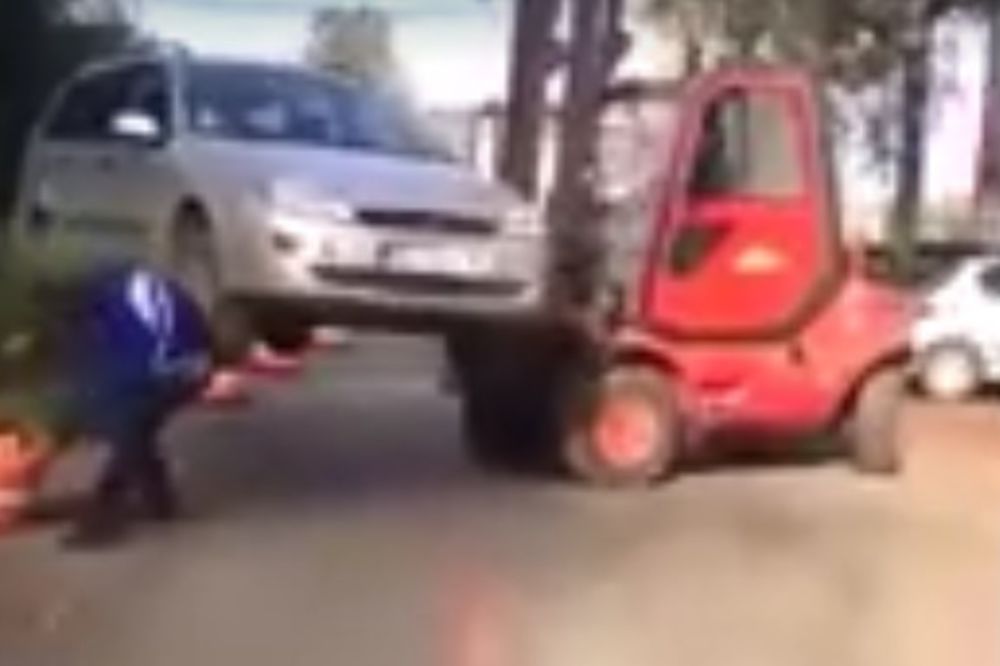 (VIDEO) KAD SE BAHATO PARKIRAŠ U NOVOM SADU: Došli radnici sa viljuškarem i OČITALI MU LEKCIJU!