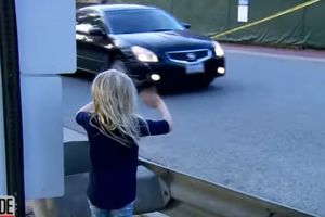 (VIDEO) ZAVRIŠTALA JE ZBOG SCENE NA AUTO-PUTU Devojčica je stajala nepomično, a iza nje je bio HOROR