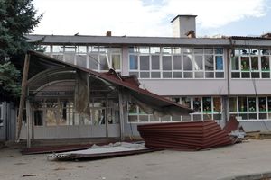 (FOTO) ODLETEO POPUT PAPIRA: Snažan vetar oduvao krov sa osnovne škole u Vitezu